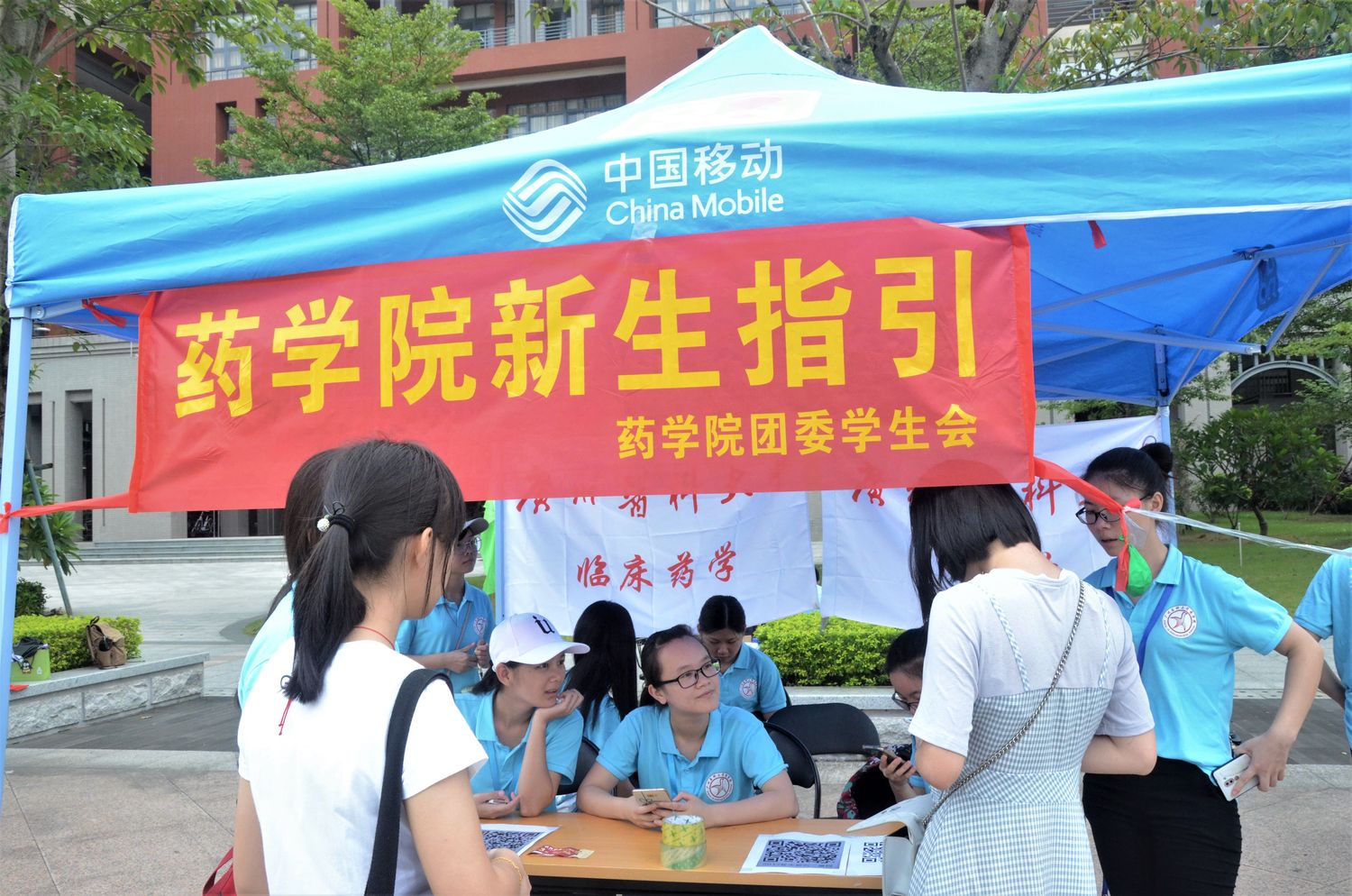 校门口bodog摊位.JPG