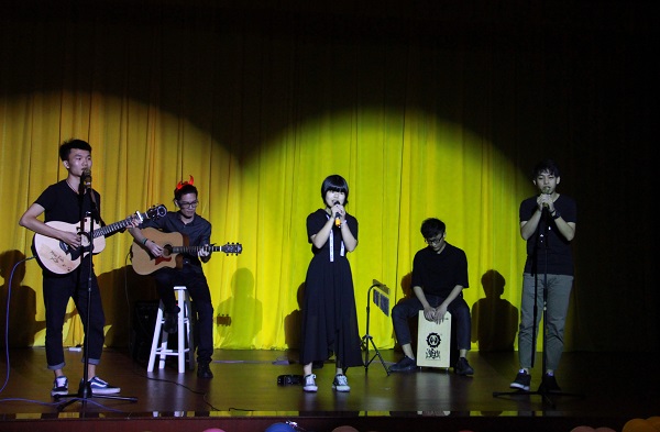 乐队演唱.jpg 乐队演唱.jpg